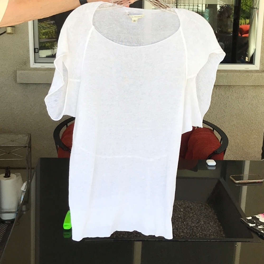 Light weight linen knitted top.